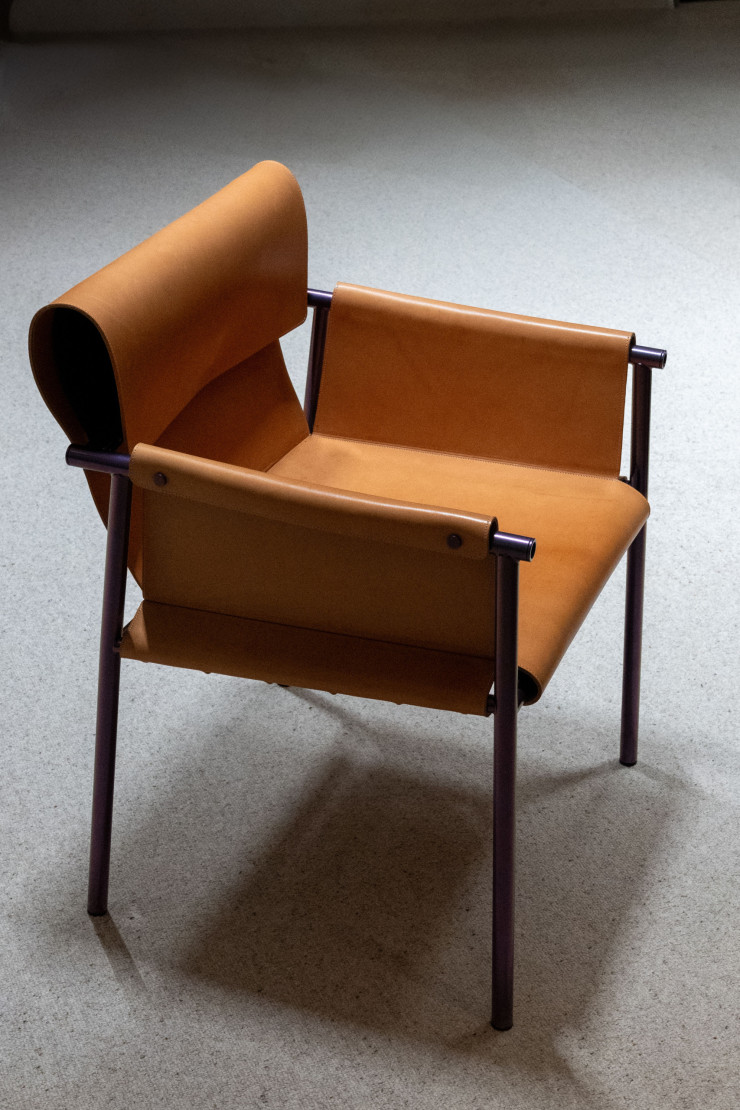 Le fauteuil Olo de Patrick Jouin. Outre la douceur de son cuir pleine fleur, c’est la souplesse du dossier, apportée par les ressorts, qui étonne.