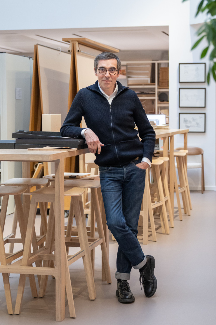 Le designer Patrick Jouin dans son nouveau studio-atelier du VIIIe arrondissement de Paris, où coexistent les trois entités Patrick Jouin ID (design industriel), Jouin Manku (architecture) et désormais Patrick Jouin Édition (design de haute facture).