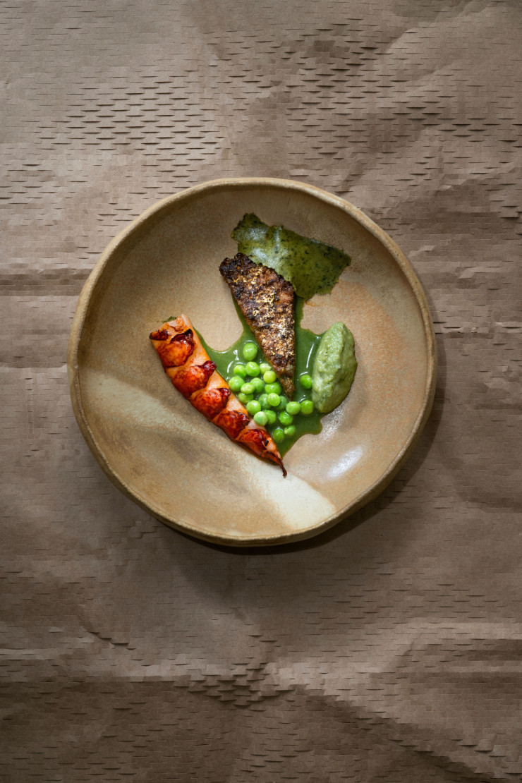 La cuisine de Romain Meder manie le brut et le raffiné, associant des éléments inattendus. Ici, homard, petits pois et menthe.