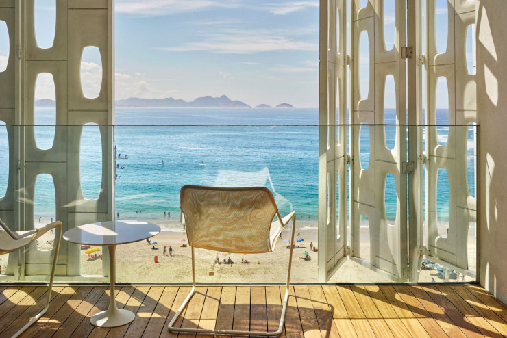 Pensé par l’architecte Arthur Casas, l’hôtel Emiliano embrasse l’Atlantique depuis le rivage de Copacabana. Très graphique, la façade faite de brise-soleil amovibles s’envisage comme une réinterprétation contemporaine du style moderniste qui fit florès à Rio.