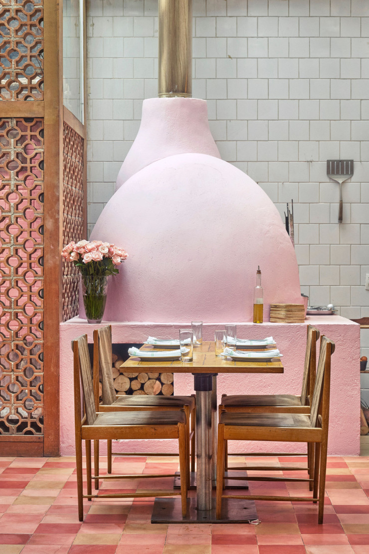 Claustras de briques, four à pizza rose bonbon, tommettes dépareillées : dessiné par l’agence F.Studio, le restaurant de la cheffe Roberta Sudbrack accueille les dîneurs dans le proche voisinage touffu du parc Lage. Sud, o passáro verde, Rua Visconde de Carandaí, 35 (Jardim Botânico). sudopassaroverde.