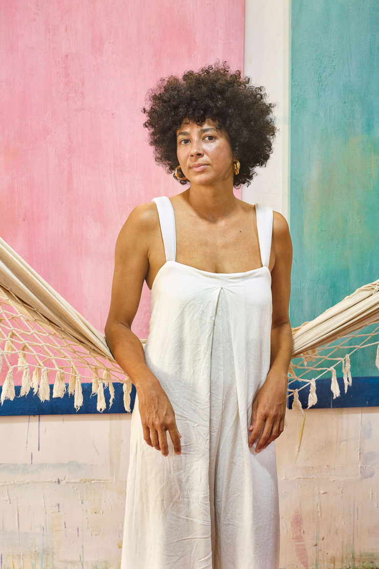 Dans son atelier du Centro, la plasticienne Rose Afefé, représentée par la meilleure galerie de la ville, A Gentil Carioca. Elle explore dans son travail les dimensions physiques et culturelles des briques de terre crue, tout en composant de puissants tableaux pastel.