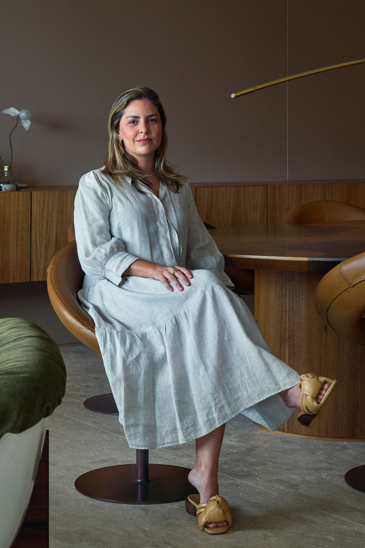 Gabriela Campos a fondé le bureau d’architecture et de design Estúdio Mais Alma, en 2012. Son appartement jouxte la plage d’Ipanema, qui s’étend sur 2,6 km entre Copacabana et Leblon, sur la côte sud de Rio de Janiero.