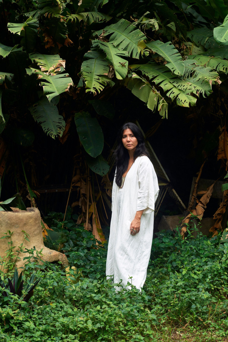 Dans le quartier populaire de Glória, l’architecte Juliana Ayako a éco-conçu un petit bungalow-bureau à partir de matériaux de récupération. Dans son jardin d’herbes folles, les bananiers, les papayers et les acéroliers prospèrent.