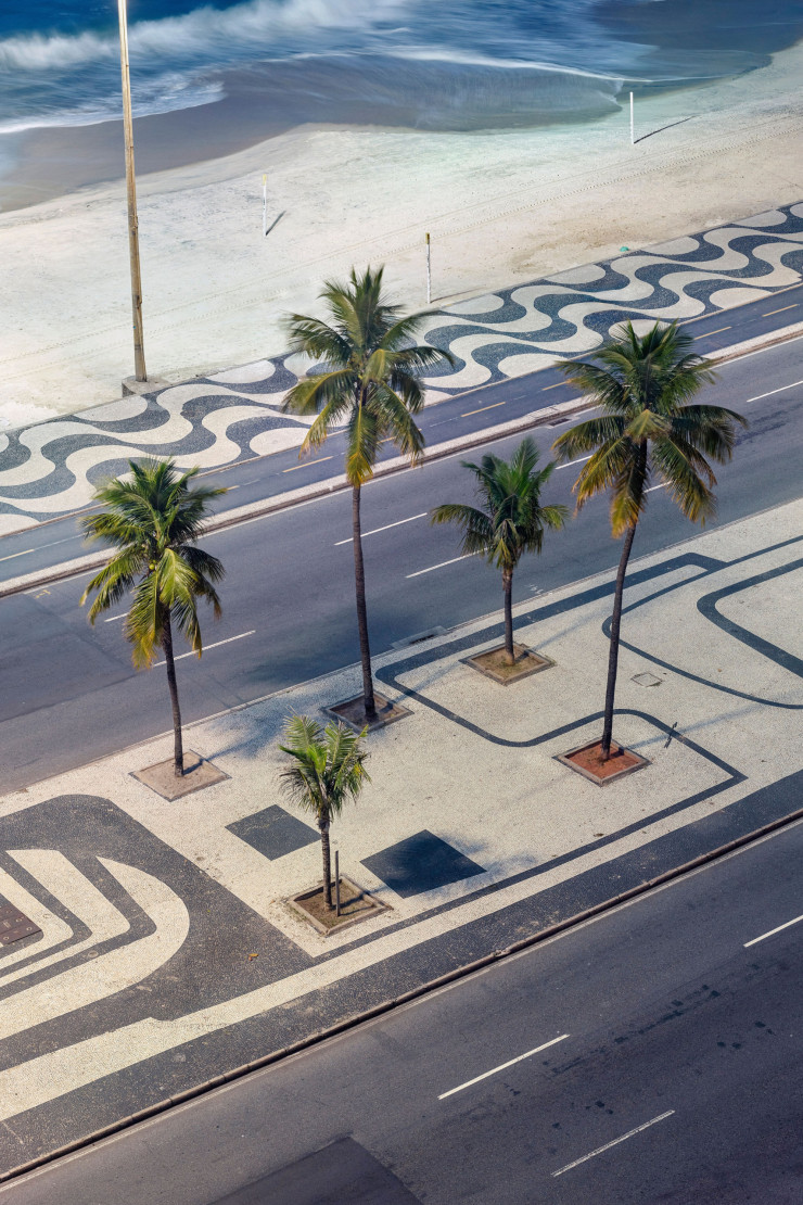 Suites de courbes, de lignes brisées, d’angles inattendus, le tout piqué de palmiers : les pavements signés Roberto Burle Marx, chefs-d’œuvre géométriques en noir et blanc, font du littoral sud de Rio une création majeure du paysagisme mondial.
