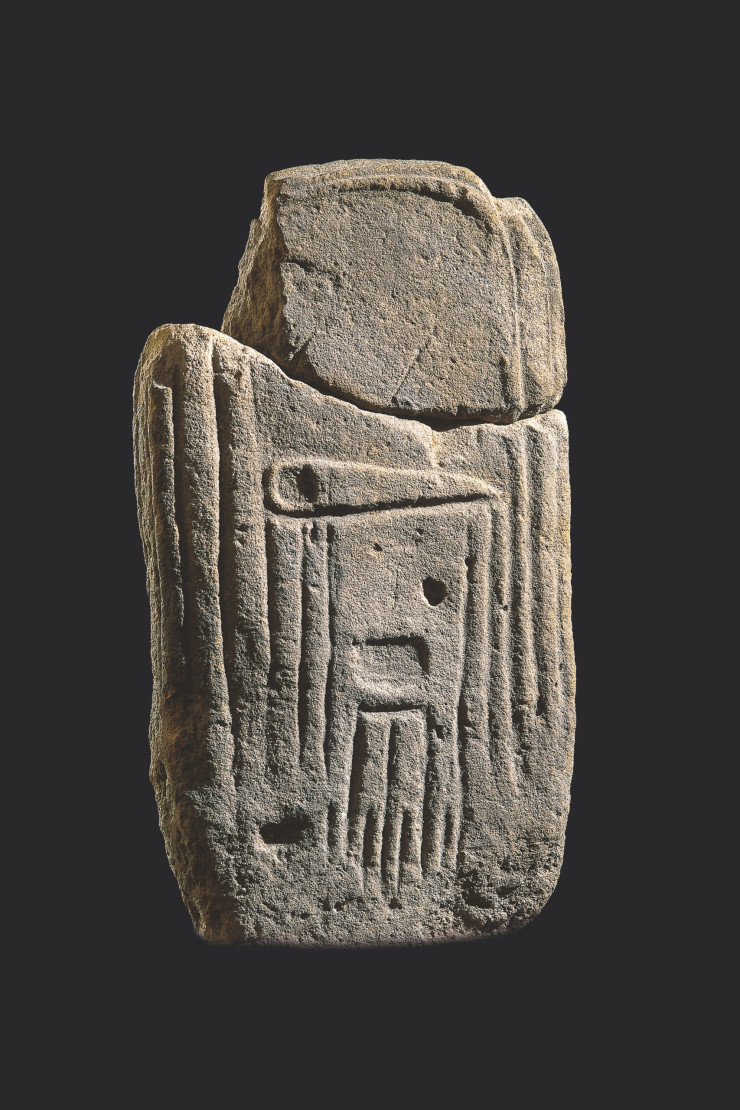 Conservée au musée Fenaille, à Rodez, statue-menhir de la Verrière (Aveyron), IVe -IIIe millénaire avant notre ère, grès, 87 x 50 x 15 cm.