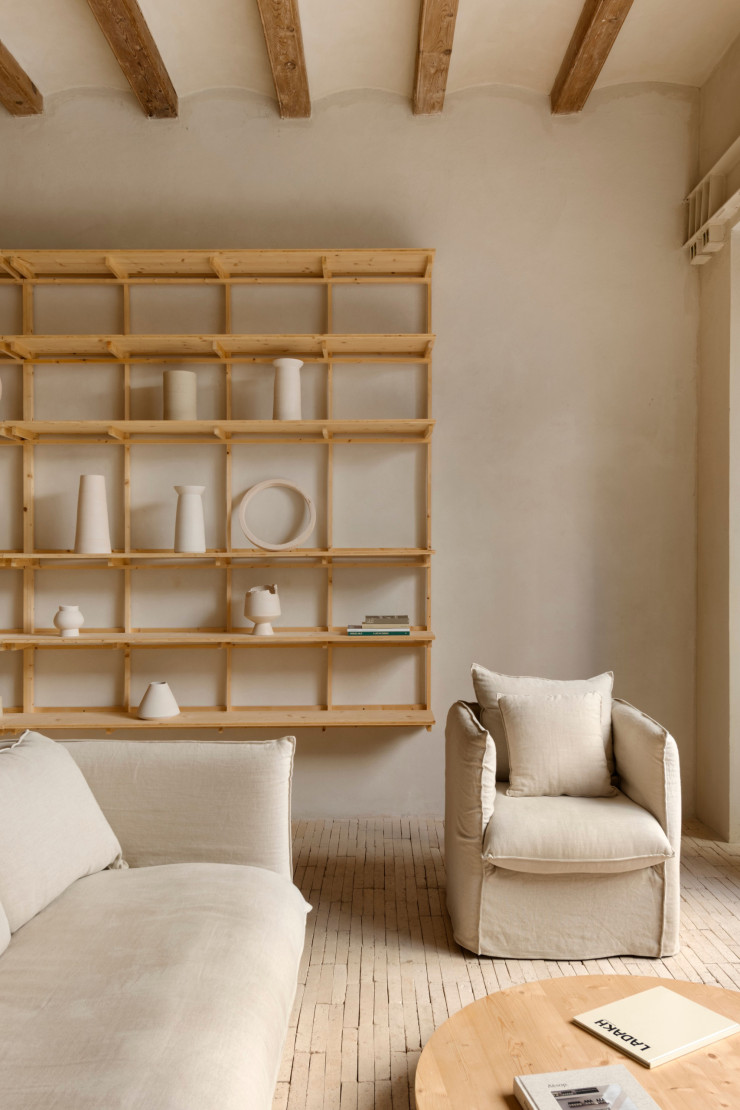 Dans le même espace, canapé et fauteuil Louvain en lin lavé (Maisons du Monde).