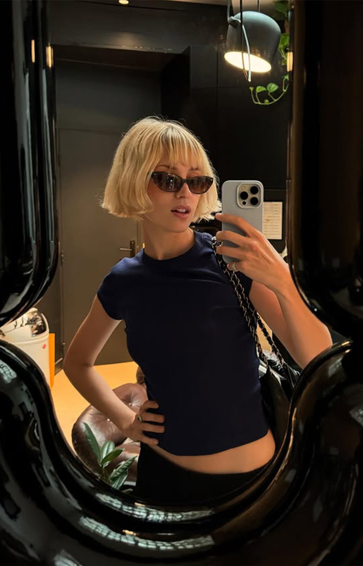 La chanteuse Angèle, passée maître dans l’art du mirror selfie, devant le modèle Zodiac de Moustache.