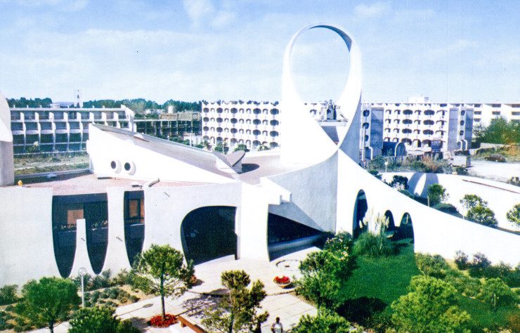 Photo d’époque de l’église Saint-Augustine de la Grande-Motte et des environs.