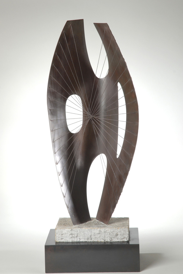 Barbara Hepworth, Maquette for Winged Figure Laiton, Isopon et fils métalliques sur base en béton, Wakefield Council Permanent Art Collection (The Hepworth Wakefield).