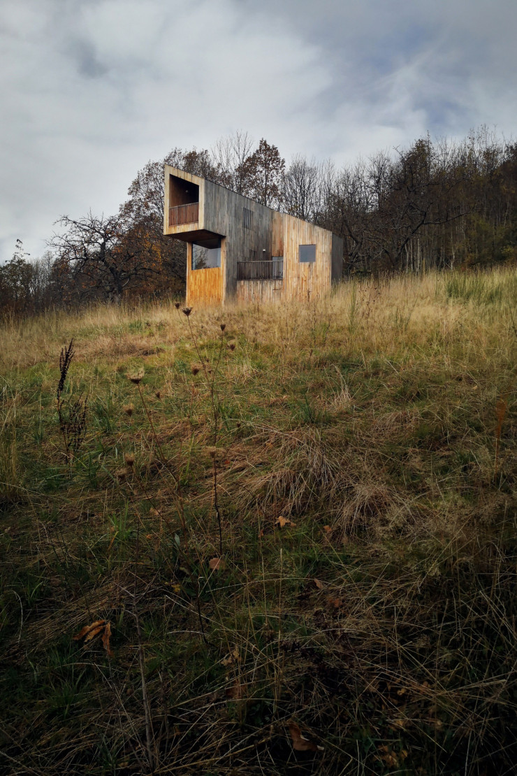 L’hôtel 48° Nord, en Alsace. Ses cabanes en bois brut et au design minimaliste surplombent la nature environnante.
