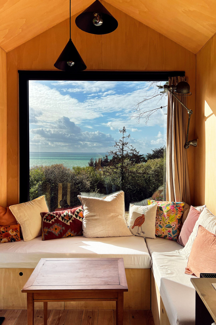 En Bretagne, la Françine, une tiny house en bois de 17 m2 face à la mer.