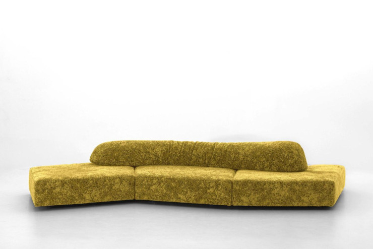 La collection outdoor « Every Stone » d’Edra reprend les variations de teintes typiques du marbre. Parmi ses neuf coloris, le vert des Alpes du canapé Standard semble se fondre dans le décor.