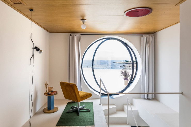 Dans son village natal des Pouilles, l’architecte Eugenio Minerva a conçu sa maison, la casa Porthole, comme un bateau. Dominant les petites criques du hameau de Santa Caterina, aux pieds de Nardó, elle est entièrement tournée vers la mer.