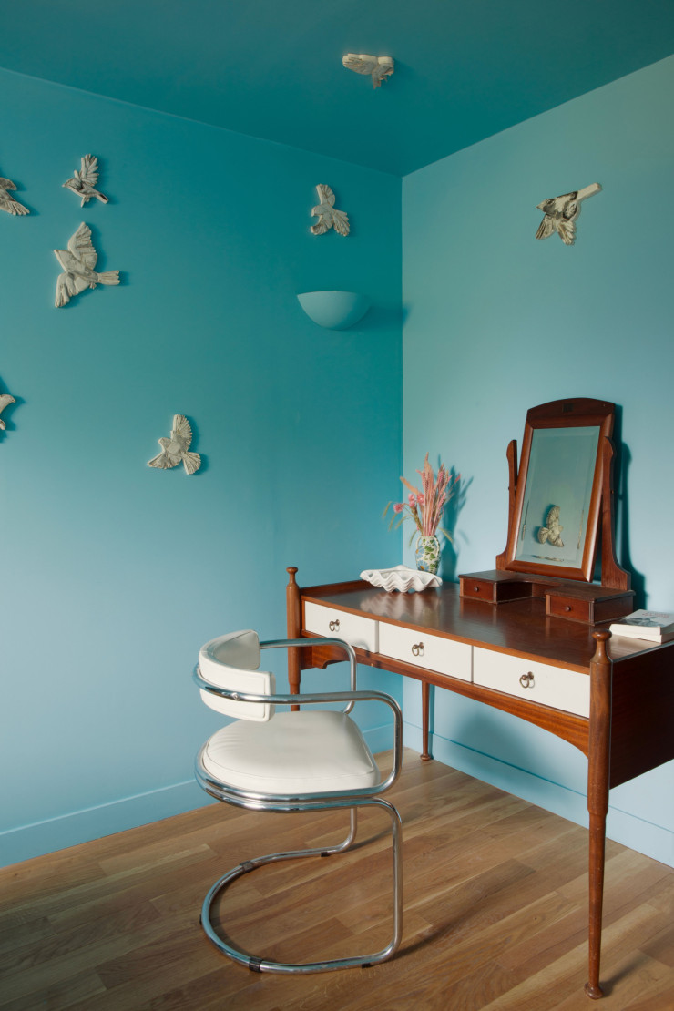 Tel un espace de voyage et de rêverie, la chambre 206 arbore « Les oiseaux nuages » du peintre et sculpteur Ugo Schildge.