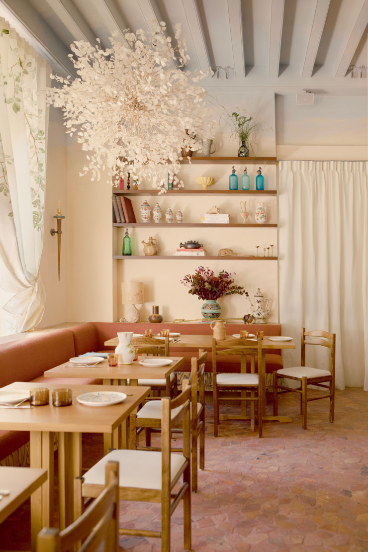 Conçu par l’architecte d’intérieur Marion Collard et la directrice artistique Sarah Valente, le restaurant présente les créations de nombreux artistes.
