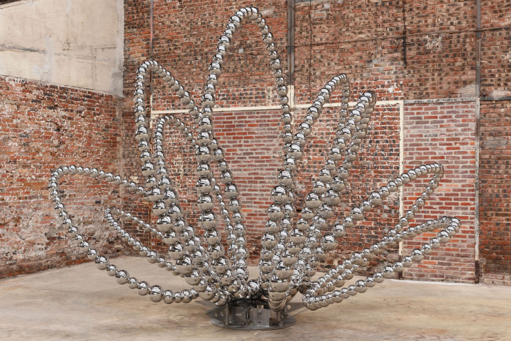 Installée dans le musée Calvet, la sculpture Grand Lotus (2021) en Inox poli miroir.