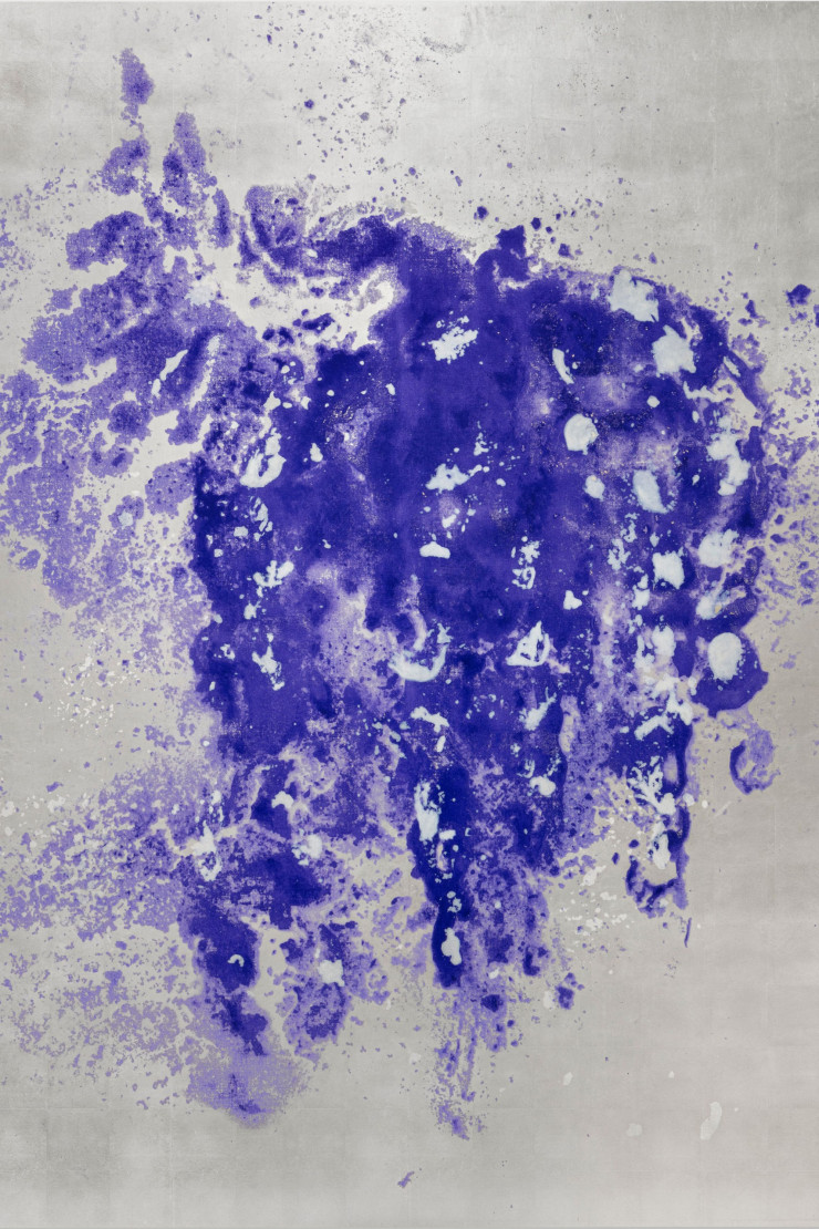 Dans le Grand Tinel, aussi appelé la chambre des Festins, présentée parmi 60 œuvres, Wisteria, peinture sur toile (2023), encres de couleurs sur feuille d’or blanc.