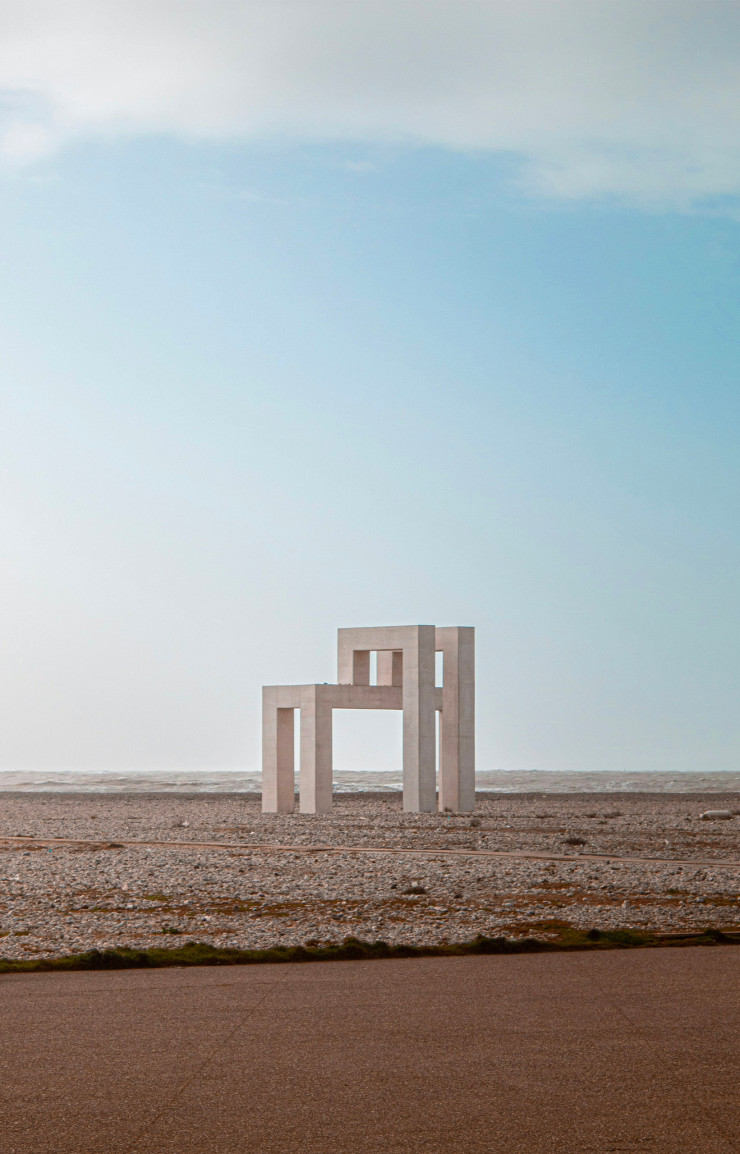 Installée sur la plage à l’occasion des 500 ans du Havre, la sculpture monumentale UP#3, œuvre éphémère des artistes Lang/Baumann, a conquis le cœur du public. Au point que la municipalité a décidé de la pérenniser dès l’été 2018. Elle a pour cela été reconstituée en béton blanc, en écho à l’univers d’Auguste Perret, l’architecte du centre-ville.
