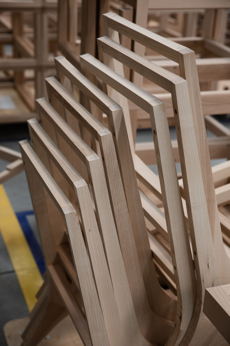 Les structures brutes en frêne du fauteuil Toa, créé par Rémi Bouhaniche pour Cinna, attendent d’être teintées et de recevoir leur corps matelassé, doublé de ouate onctueuse.