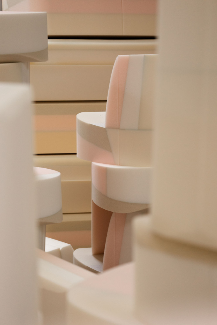 L’intérieur d’un fauteuil Pukka, de Yabu Pushelberg pour Cinna, en mousse haute densité, avant habillage en mousse moelleuse.