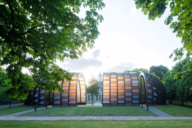 Dans les jardins de Kensington, à Londres, face à la Serpentine South Gallery, le pavillon d’été « A Capsule in Time », réalisé par l’architecte Marina Tabassum, accueillera toute la saison une programmation artistique et culturelle.