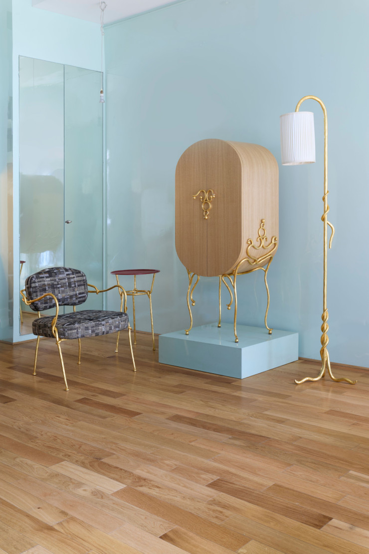 De gauche à droit, fauteuil Palazzo, guéridon Traviata, cabinet Casanova et lampadaire Golden Snake signés Mattia Bonetti.