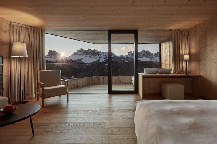 Les 60 chambres, suites et penthouses sont répartis dans les édifices qui, tous, offrent de belles hauteurs sous plafond. Les meubles d’Armin Sader ont été réalisés par un artisan local.