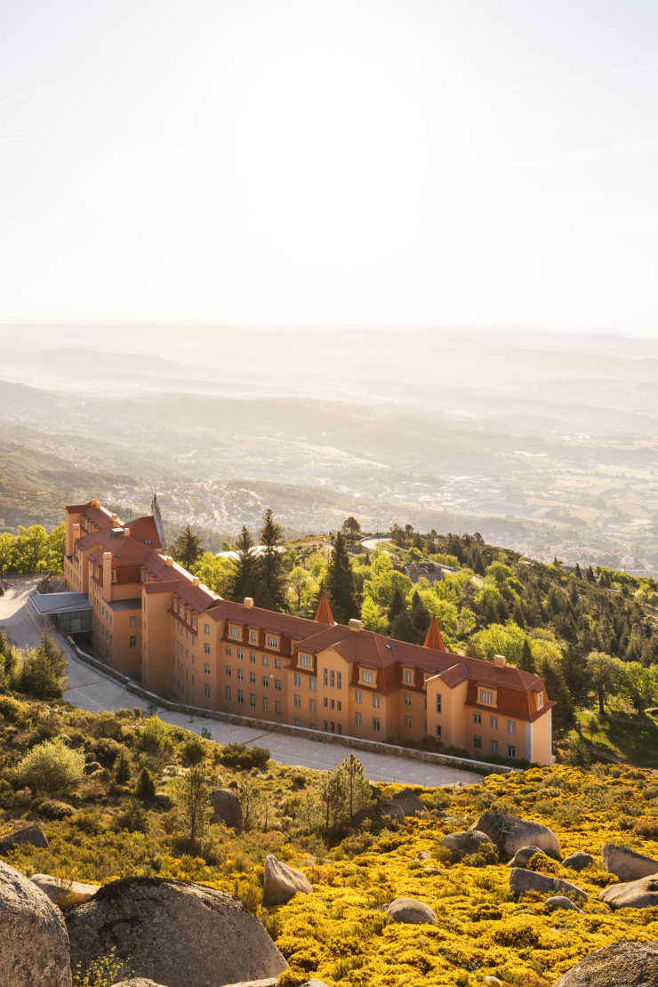 À flanc de montagne à 1 200 mètres d’altitude, la Pousada Serra da Estrela a de faux airs du Grand Budapest Hotel du film de Wes Anderson.