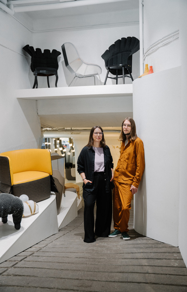 Les designers Emma Marga Blanche et Fredrek Färg dans leur studio de Södermalm à Stockholm en Suède, installé dans un ancien garage.