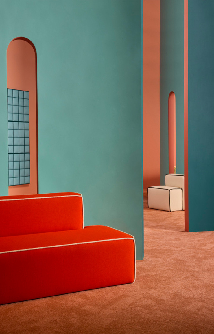 Pour leur exposition de Bruxelles, Färg & Blanche ont détourné l’usage d’une machine à surfiler les tapis : plutôt que de l’utiliser de manière traditionnelle pour border les bords d’un tapis, ils s’en sont servis pour assembler plusieurs couches de feutre ou de textile, donnant ainsi naissance à aux formes tridimensionnelles des sofa The Thread.