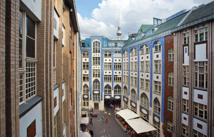 Conçues par l’architecte Kurt Berndt, les Hackesche Höfe, inaugurées en 1906 dans le quartier de Mitte, constituent aujourd’hui le plus vaste ensemble résidentiel et commercial d’Allemagne.