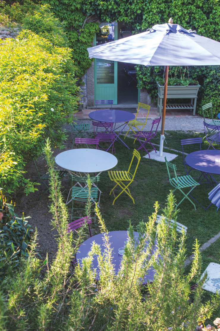 Au Colour café, une oasis de tranquillité à l’intérieur du jardin botanique, les couleurs des chaises et des tables de la gamme « Flower » d’Ethimo répondent à celles de la nature environnante et des pivoines.