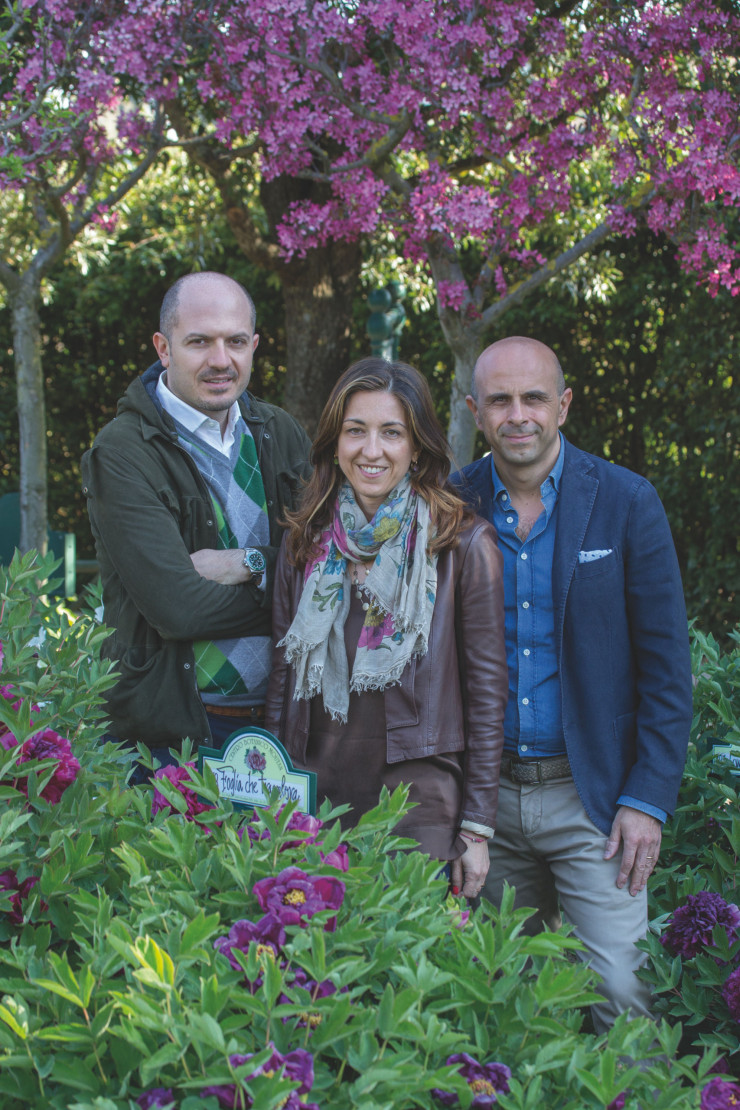 Francesca Confidati, responsable de l’identité de la marque Ethimo, entourée, à gauche, de son frère, Marco Confidati, directeur financier, et de son mari, Gian Paolo Migliaccio, directeur général. Tous trois veillent à la destinée du Centro botanico Moutan, créé par Carlo Confidati au début des années 1990.