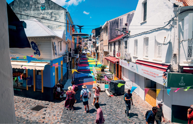 Dans le cadre du projet Van Dan Vil, l’association Abité a transformé la rue Garnier-Pagès, à Fort-de-France, en espace public convivial (2023).