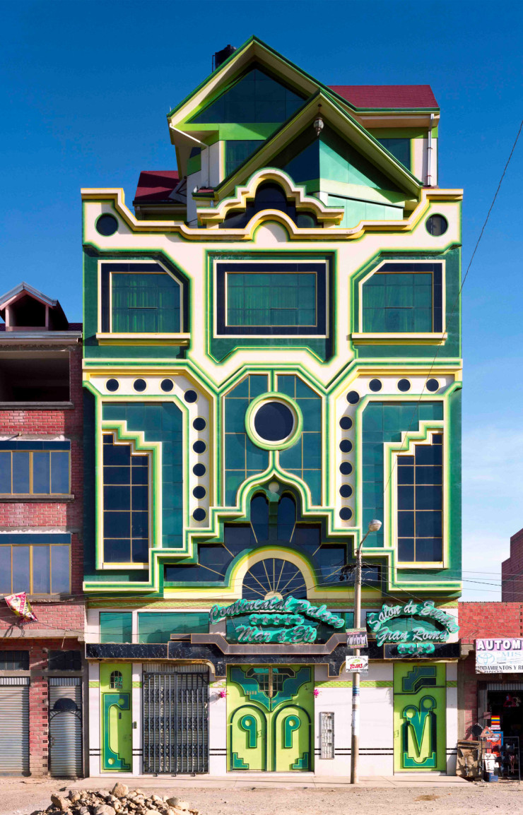 Avec son projet Neo-Andina, le photographe Tatewaki Nio documente le style architectural unique développé par Freddy Mamani à El Alto, en Bolivie.