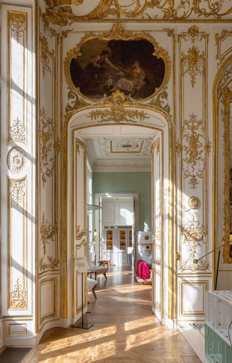 Les salons aux riches boiseries de l’hôtel de Maisons, à Paris (VIIe), accueillentles plus grands galeristes du monde.
