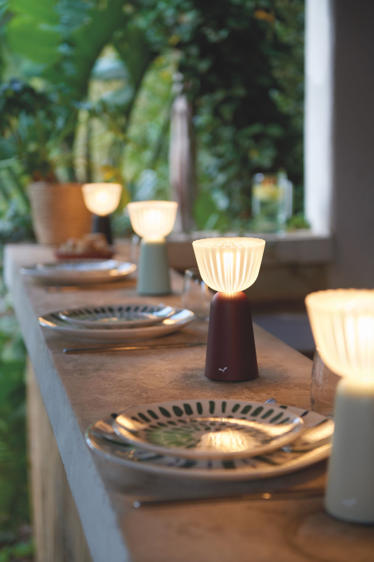 La lampe rechargeable Swiing, imaginée par Tristan Lohner pour Fermob, produit une lumière douce grâce à son diffuseur ciselé en polycarbonate. Elle est proposée dans quatre tonalités (ici, Menthe glaciale et Cerise noire).