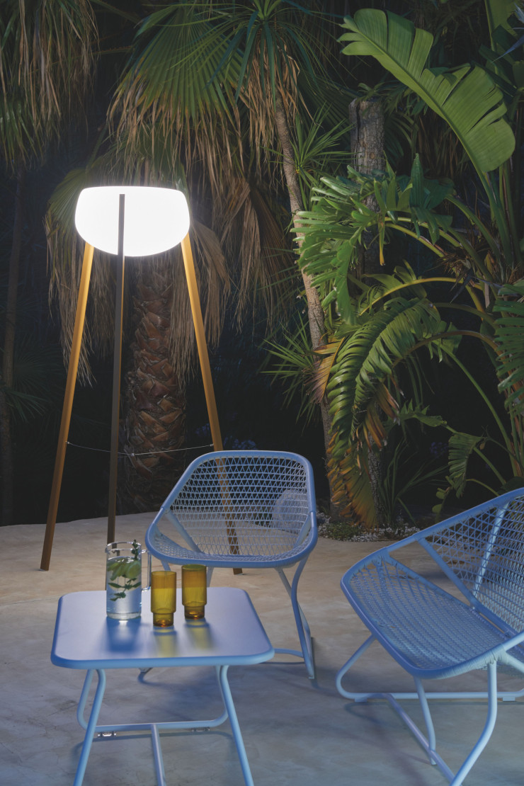 Dernière innovation signée Studio Fermob, le lampadaire solaire Yunos offre une autonomie de dix heures. Ses pieds se déclinent en quatre couleurs (ici, Pain d’épices). Table basse et chaises de la collection « Sixties », de Frédéric Sofia.