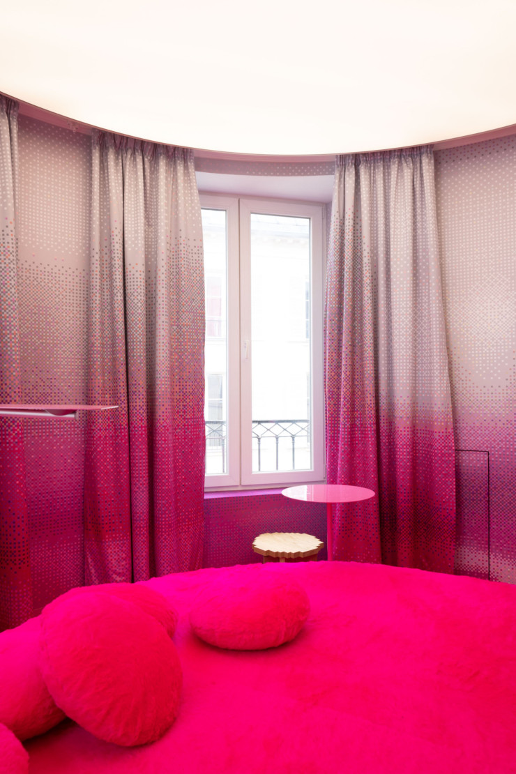 Lit rond et moquette rose framboise, murs pixélisés… La chambre-rotonde de l’hôtel La Louisiane, à Paris (VIe ) vue par Harry Nuriev lors de la Paris Design Week 2022.
