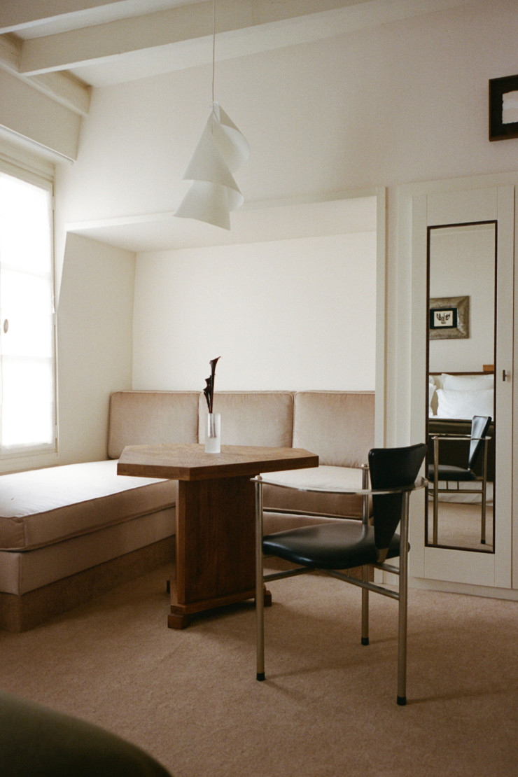 Entre lampes chinées, bois sur mesure et moquettes chaleureuses, l’Hôtel Massé déploie une atmosphère de maison de famille parisienne.