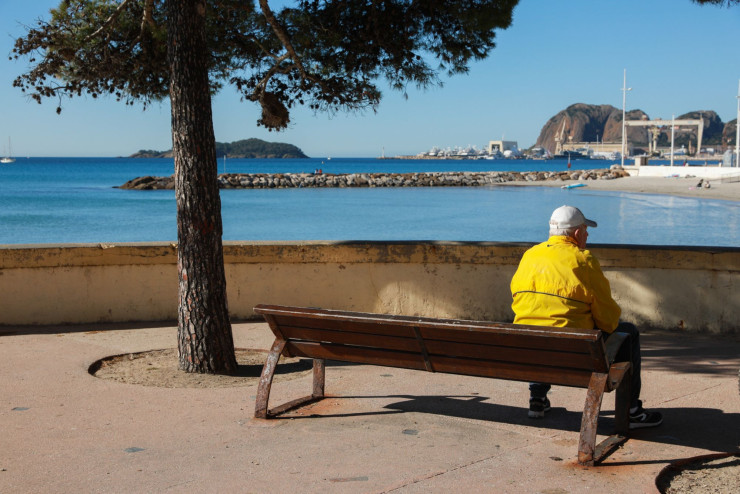 Au loin, l’Île verte, la seule boisée du Parc national des calanques, offre de merveilleuses criques et plages. De la Seconde Guerre mondiale, elle a gardé les blockhaus érigés par les Allemands. L’île est accessible en quinze minutes depuis le port par une navette.
