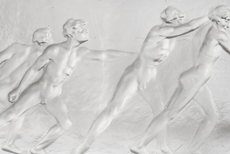 Bas-reliefs, panneaux, cascades lumineuses et fontaines majestueuses prouvent à quel point le carnet de commandes du maître verrier était chargé. Ici, le panneau « Athlètes ».