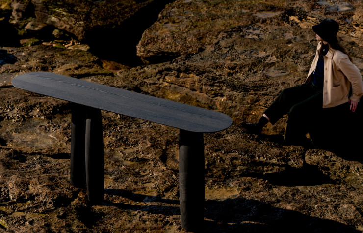 Console Erosion d’Alexandre Labruyère, en frêne teinté noir profond, photographie de Charlotte Cornette.
