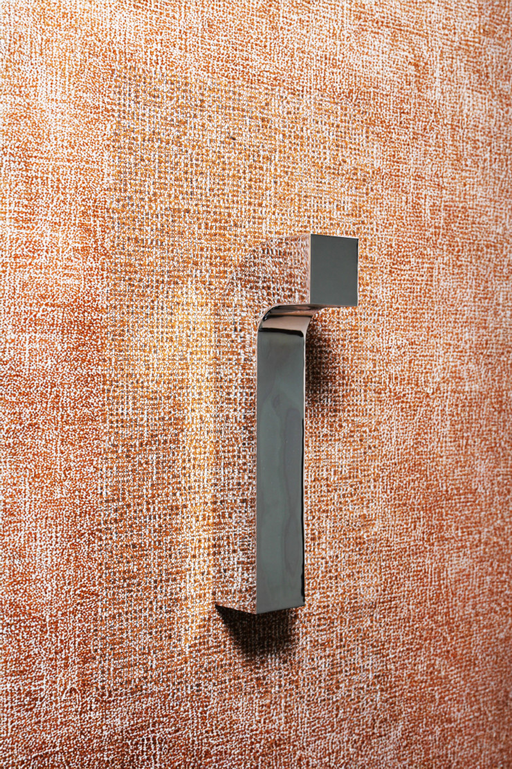 L’applique Fold en acier chromé.