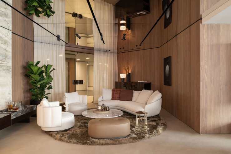 Dans un espace imaginé par Designset et Minotti Studio, canapé Raphael, de GamFratesi. Fauteuils et ottoman Torii Bold, de Nendo. Table basse Doyle et table d’appoint Ellis, signées Rodolfo Dordoni. Tapis Alps, de Minotti Studio Design. Meuble bas Superblocks, de Marcio Kogan/Studio MK27.