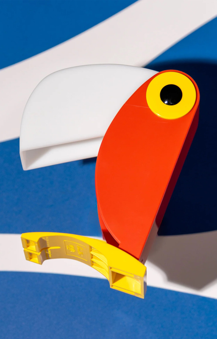 La version rouge et blanc de la lampe Toucan, seul produit à être vendu directement sur le site de Linea Zero.