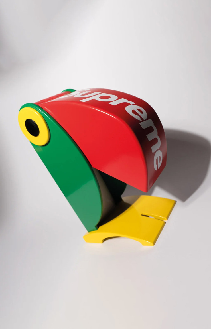 Le fruit de la collaboration entre Supreme et la lampe Touchan.