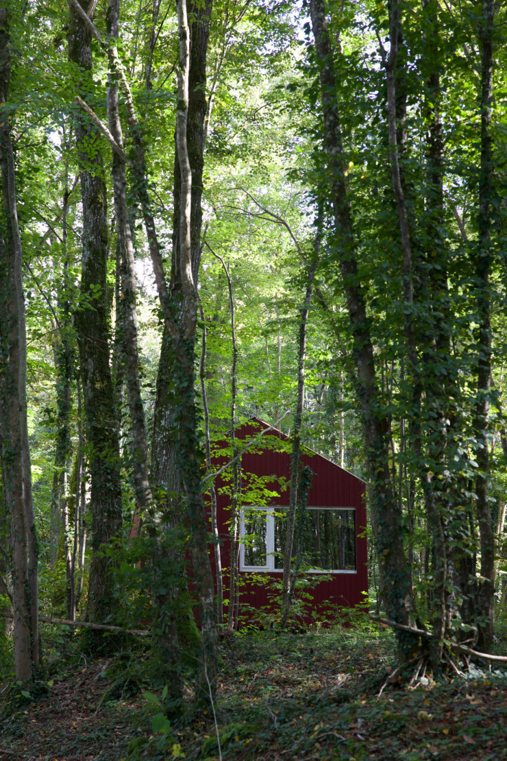 Imaginés par Gwenaëlle Girard, l’aménagement intérieur, feutré et coloré, et le mobilier, en matière brute, résonnent avec la nature environnante.