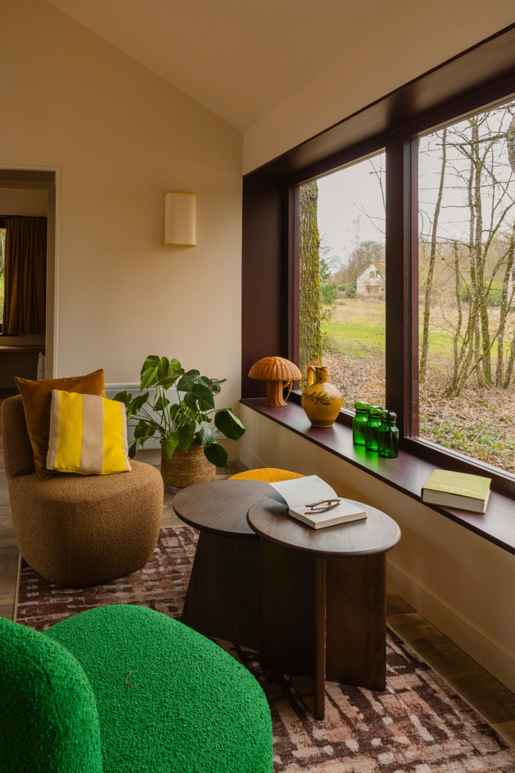 Parmi les deux types d’hébergements conçus par le studio JAAMS, en collaboration avec des artisans locaux, les écolodges nichés dans la forêt.